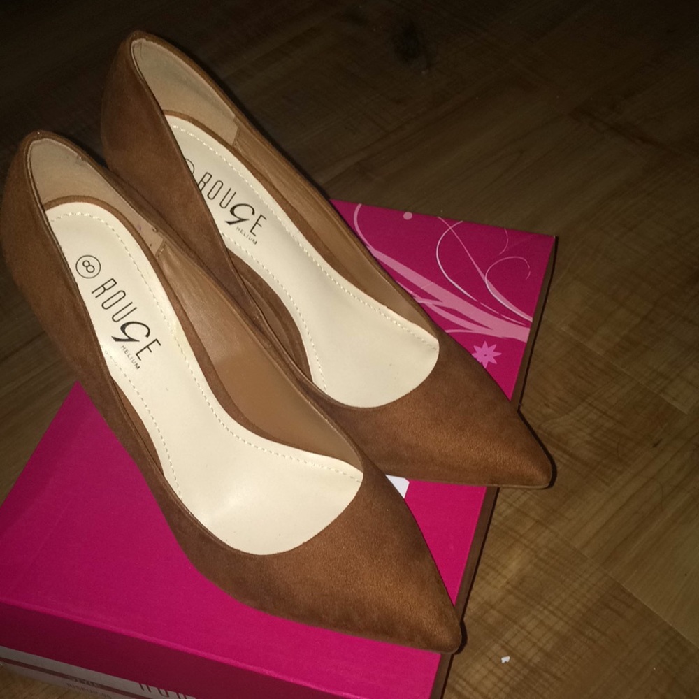 Brown heels 👠